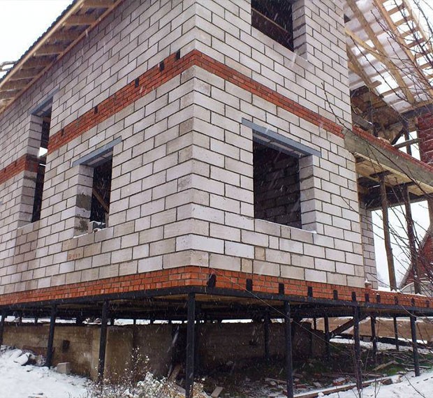 Монтаж свайно-винтового фундамента под дом из пеноблока в Ахтырском